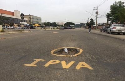 Buraco na Rua Joaquina de Jesus, em Guarulhos, foi pichado com a palavra IPVA