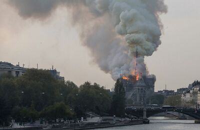 Fogo na Catedral de Notre Dame, em Paris