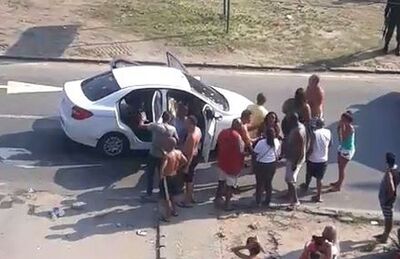 Carro é atingido por mais de 80 tiros por militares do Exército em Guadalupe, Zona Oeste do Rio