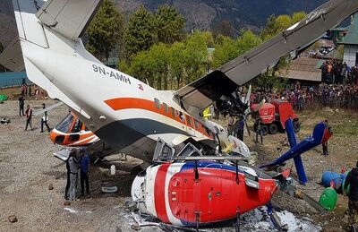 Aeronave que ia para Katmandu bateu em helicóptero que estava parado no aeroporto de Lukla, no Nepal, na manhã de domingo (14)