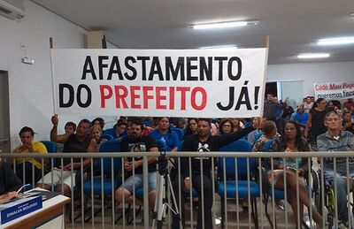 Servidores públicos municipais de Coxim pedem afastamento do prefeito Aluizio São José