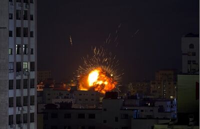 Explosão causada pelo ataque aéreo das Forças de Defesa de Israel em um edifício em Gaza City, na noite deste sábado (4)