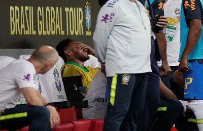 Neymar chora muito no banco de reservas depois de deixar o gramad