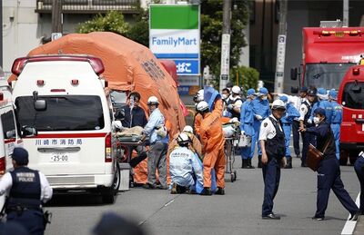 Bombeiros prestam socorros a vítimas de esfaqueamento em Kawasaki, no Japão; ex-diplomata temia que o filho cometesse um atentado