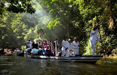 Peregrinos católicos durante uma viagem de barco em Santa Izabel do Pará, no Pará, em 2012.