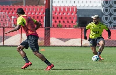 Gabigol domina a bola em treino do Flamengo
