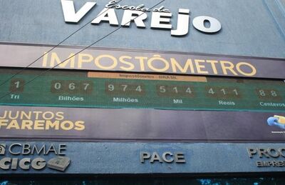 Impostômetro na rua 15 de novembro indica que o brasileiro já pagou neste ano mais de R$ 1 trilhão em impostos
