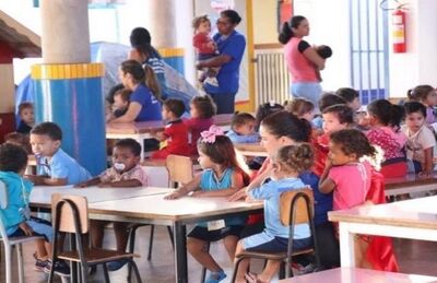 Crianças se preparam para o primeiro dia de aula na Emei do bairro Santa Luzia