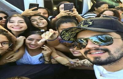 Luan Santana tirou fotos com fãs no Porto Geral de Corumbá