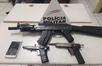 Duas armas e metralhadora falsa foram apreendidas pela PM em João Pinheiro