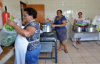 Merendeiras trabalhando em cozinha de escola da Reme