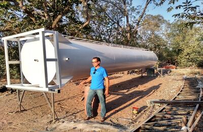 Vereador Mecias Alves acompanhando a entrega e a instalação da caixa d'água no distrito do Jauru