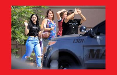 Frequentadores do shopping saem com as mãos ao alto depois de um tiroteio em El Paso, no Texas, neste sábado (3)