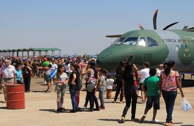 Milhares de pessoas durante visita ao pátio da Base Aérea no ano passado