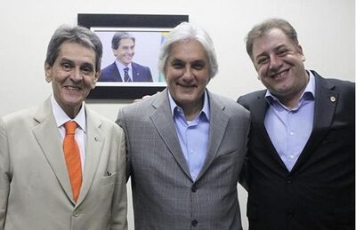 Delcídio da Amaral posa com presidente do PTB, Roberto Jefferson, e deputado estadual Neno Razuk