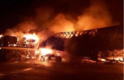 Ônibus foi consumido pelas chamas após colisão