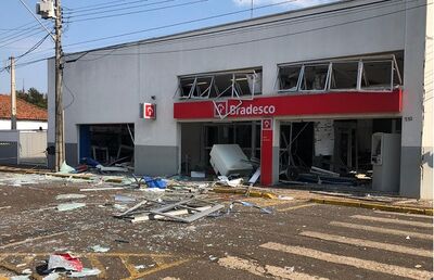 Interior da agência e fachada ficaram destruídos com explosão em Iracemápolis
