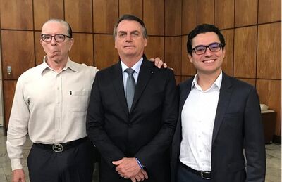 Bolsonaro e os médicos Antônio Macedo (à esquerda) e Leandro Echenique (à direita) durante visita a São Paulo