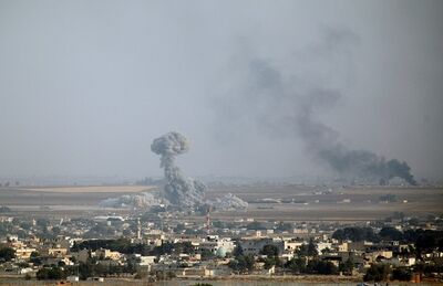 Fumaça de explosão em Ras Al-Ayn, na Síria, nesta sexta-feira (11)