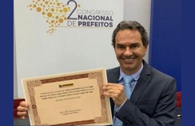 Prefeito Marquinhos Trad (PSD) segurança o certificado de 1º lugar