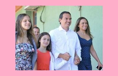 Tatiana e as filhas Alice e Mariana junto do prefeito Marquinhos Trad, que em casa é chamado de Marcos