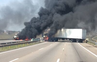 Caminhões incendiados na rodovia Santos Dumont em Campinas durante assalto ao Aeroporto de Viracopos