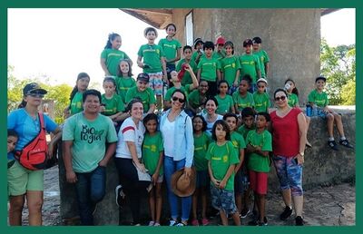 Alunos, professoras e coordenadora do projeto, no pé do Cristo Redentor