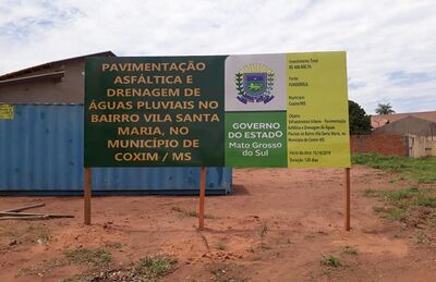Placa colocada no Jardim Vista Alegre, informando asfalto e drenagem na Vila Santa Maria