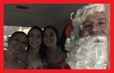 Ao volante, Papai Noel resgata família em shopping no Rio após temporal