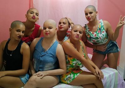 Vitória e as irmãs rasparam o cabelo após diagnóstico de leucemia, na Paraíba