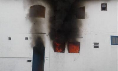 O fogo no primeiro andar da residência