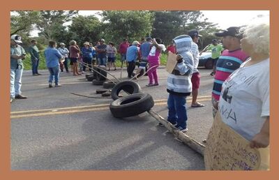 Manifestantes usam pneus para bloquear a estrada