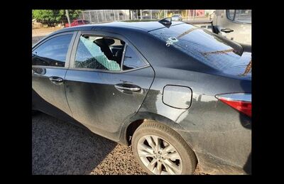 Imagem publicada pelo parlamentar mostra carro com marcas de tiros