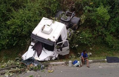 Motorista de caminhão perde controle da direção e cai em ribanceira em Salvador