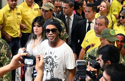 O ex-jogador Ronaldinho Gaúcho no Aeroporto Internacional Silvio Pettirossi, em Luque, perto de Assunção