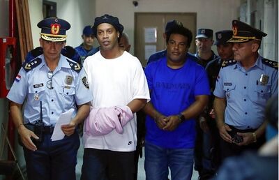 Ronaldinho Gaúcho de algemas para prestar depoimentos no Paraguai, em 7 de março