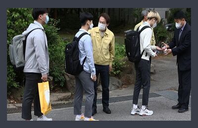 Alunos da Coreia do Sul fazem fila para medir temperatura antes de entrar na escola
