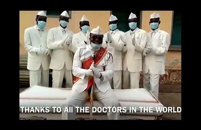 Carregadores de caixão dançarinos de Gana, que viraram meme durante a pandemia de Covid-19, pediram para que as pessoas fiquem em casa Foto: Reprodução/ Twitter Benjamin Aidoo