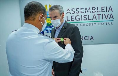 Contra-Almirante, Sérgio Gago Guida, entrega a Medalha Mérito Tamandaré ao presidente da ALEMS, deputado Paulo Corrêa