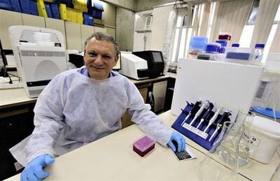 Diaz, em seu laboratório; ele e sua equipe deverão aguardar o resultado das biópsias dos pacientes vacinados para iniciar a segunda etapa da pesquisa, que consistirá em suspender os medicamentos e observar como reage o organismo daqueles voluntários