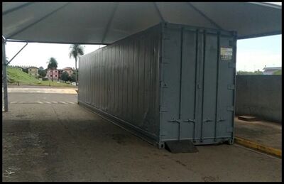 ontêiner refrigerado utilizado para armazenar corpos de vítimas de Covid-19 no HR em Campo Grande (MS)