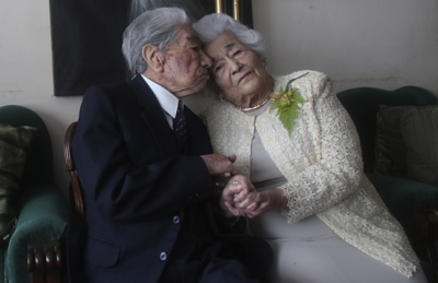 Julio Mora Tapia, de 110 anos, Waldramina Quinteros, de 104 anos, são casados há 79 anos