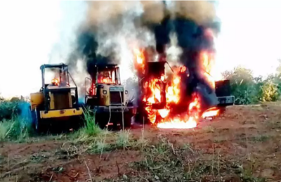 Tratores queimados por guerrilheiros do EPP, em maio deste ano, na zona rural de Yby Yaú