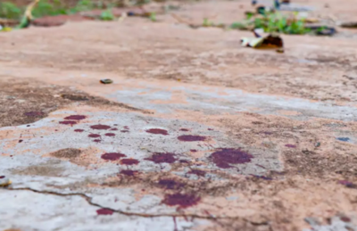 Quarta-feira de manhã ainda era possível encontrar manchas de sangue na calçada