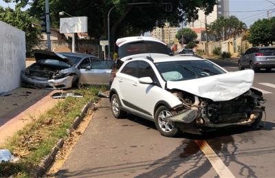 Acidente em cruzamento de Campo Grande deixou frente dos carros bem danificada