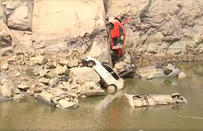 Cerca de 15 carros foram encontrados em pedreira desativada em Salto de Pirapora (SP)