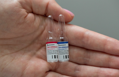 Funcionário mostra frascos com potencial vacina russa contra Covid-19 perto de Moscou