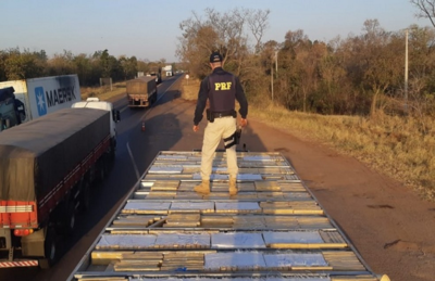 PRF apreende 1 tonelada de maconha escondida em teto de caminhão