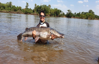 Peixe de 1,70 metro foi solto logo após de ser capturado no rio Brilhantão, em Deodápolis (MS)