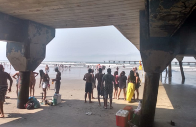 Banhistas frequentaram as praias de Mongaguá, SP, neste domingo